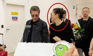 巩俐随马克龙吃烤鸭！揽大师傅无明星架子，多次跟随访华地位明显