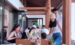 任重一家与王阳一家海外度假，两人交流自然，妻子们相邻而坐