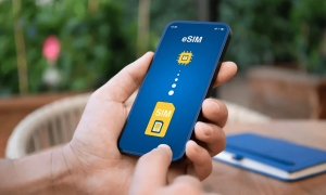 网传华为9月推出支持eSIM的三折叠手机：将领跑苹果