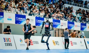 宇树机器人亮相世界人形机器人运动会1500米赛场 六分半完赛夺冠